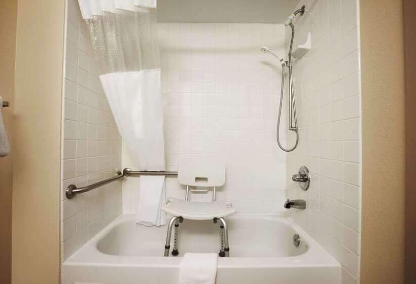 هتل Days Inn & Suites By Wyndham Cedar Rapids