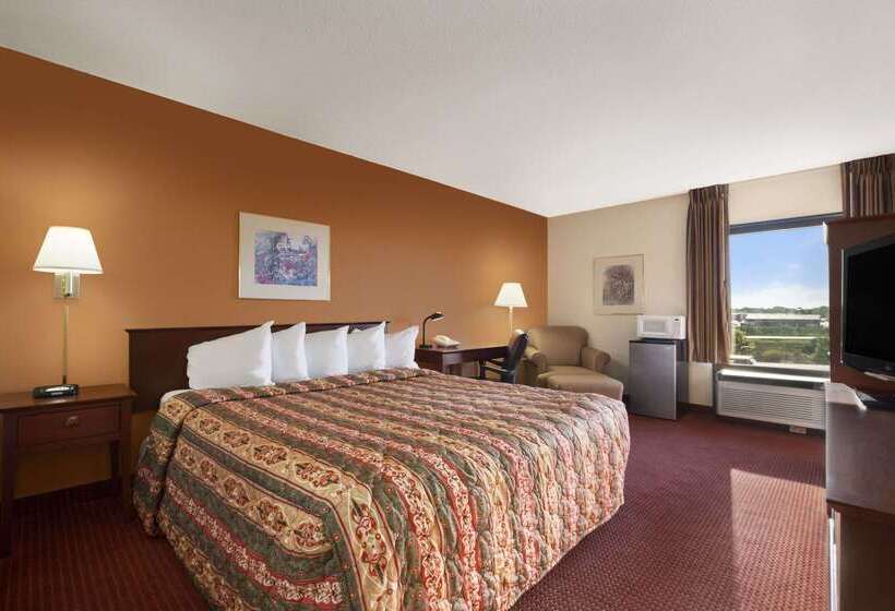 هتل Days Inn & Suites By Wyndham Cedar Rapids