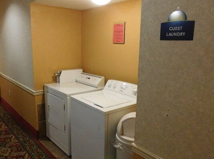 هتل Days Inn & Suites By Wyndham Cedar Rapids