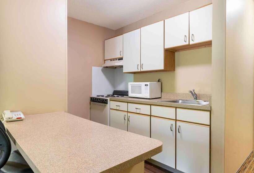 هتل Extended Stay America Suites  Cleveland  Great Northern Mall