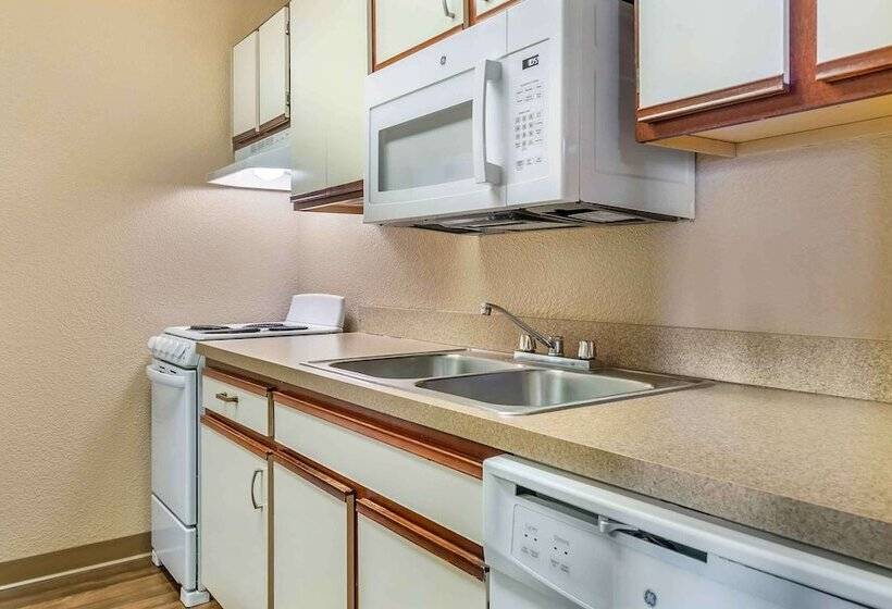 هتل Extended Stay America Select Suites   Detroit   Ann Arbor   University South