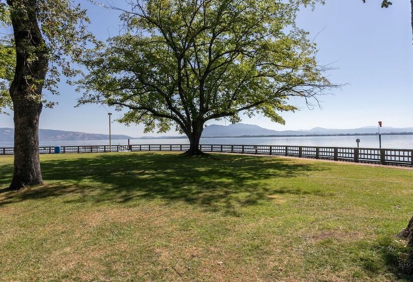 酒店 Skylark Shores Resort