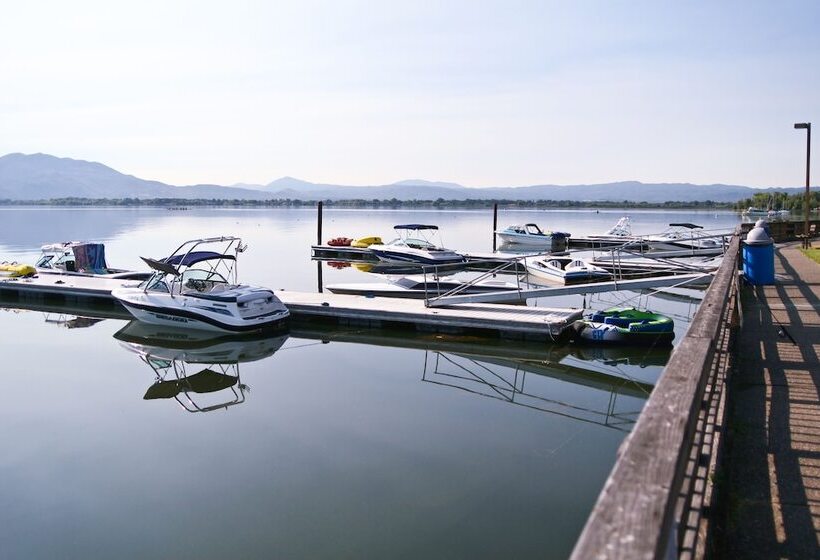 فندق Skylark Shores Resort