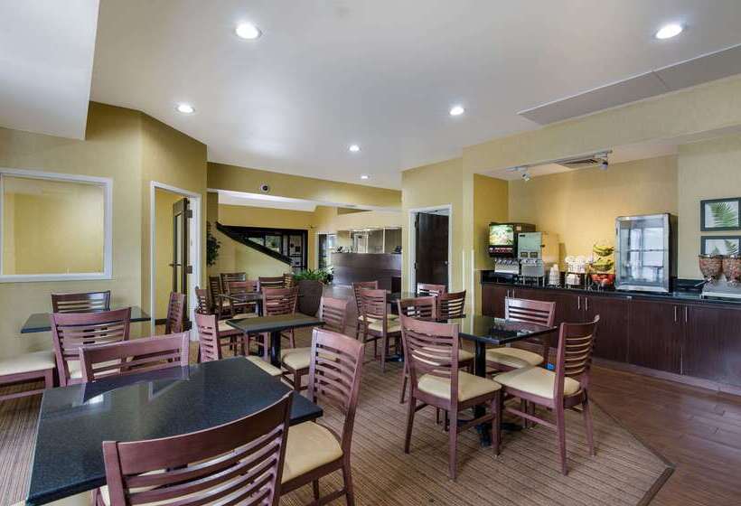 בית מלון כפרי Sleep Inn Hanes Mall