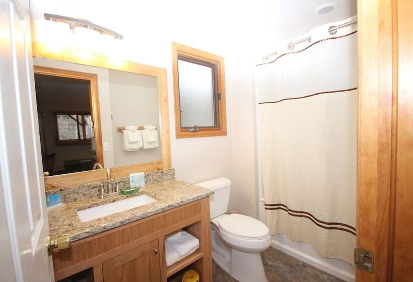 هتل Streamside On Fall River