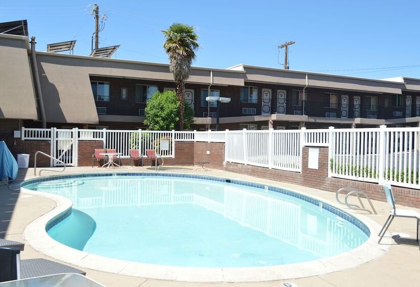 هتل Super 8 By Wyndham St. George Ut
