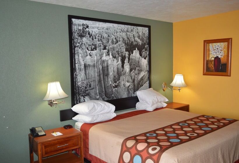 هتل Super 8 By Wyndham St. George Ut
