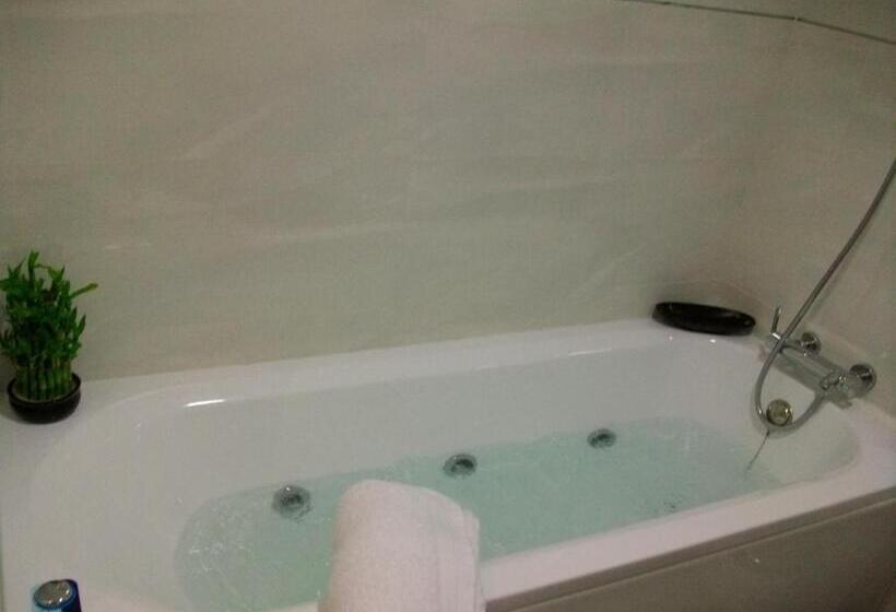 هتل Hostal Alcalá Del Jucar