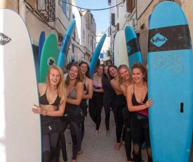 تختخواب و صبحانه Amayour Surf Hostel