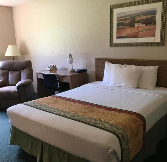 Отель Cassville Four Seasons Inn & Suites
