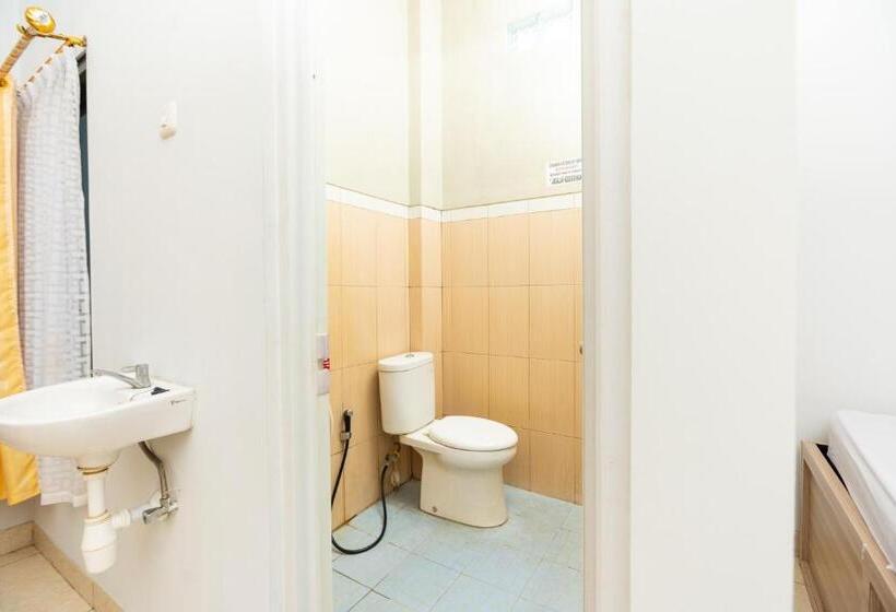 Пансион Reddoorz Plus @ Jalan Pumorow Manado