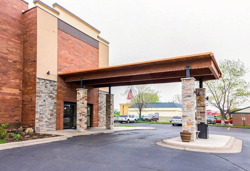 בית מלון כפרי Quality Inn & Suites Arden Hills   Saint Paul North