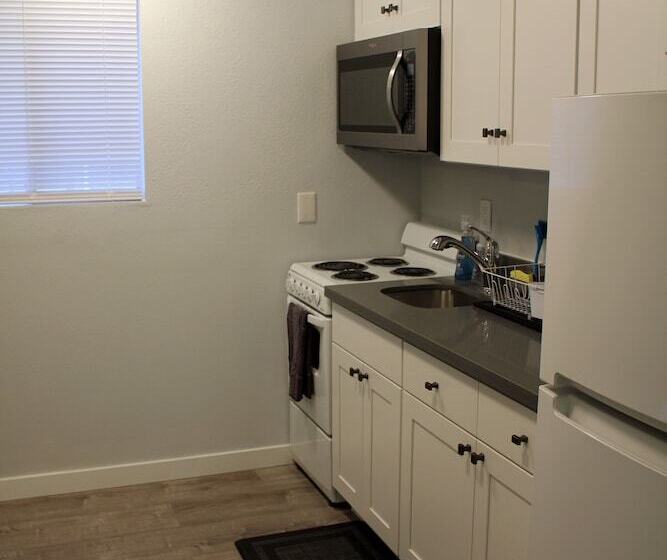 بنسيون Rainier Guesthouse