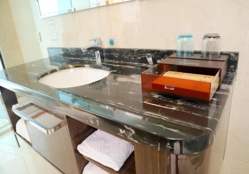 Отель Greentree Inn Zhumadian High Speed Rail Station Square Store