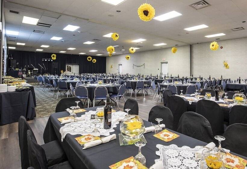 فندق صغير Dunvegan Inn And Suites