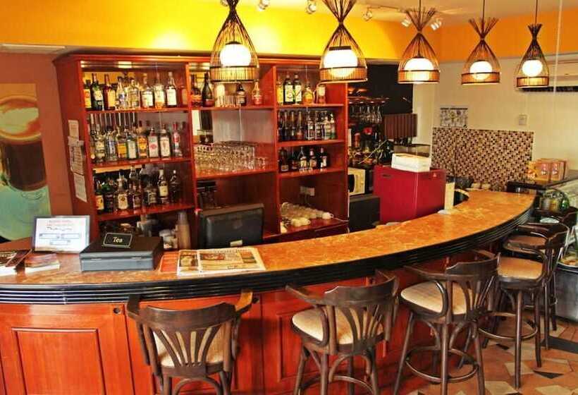 酒店 Expat's Nook Beach Resort