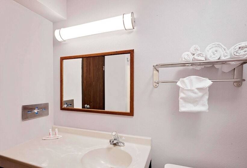 هتل Super 8 By Wyndham Fayetteville