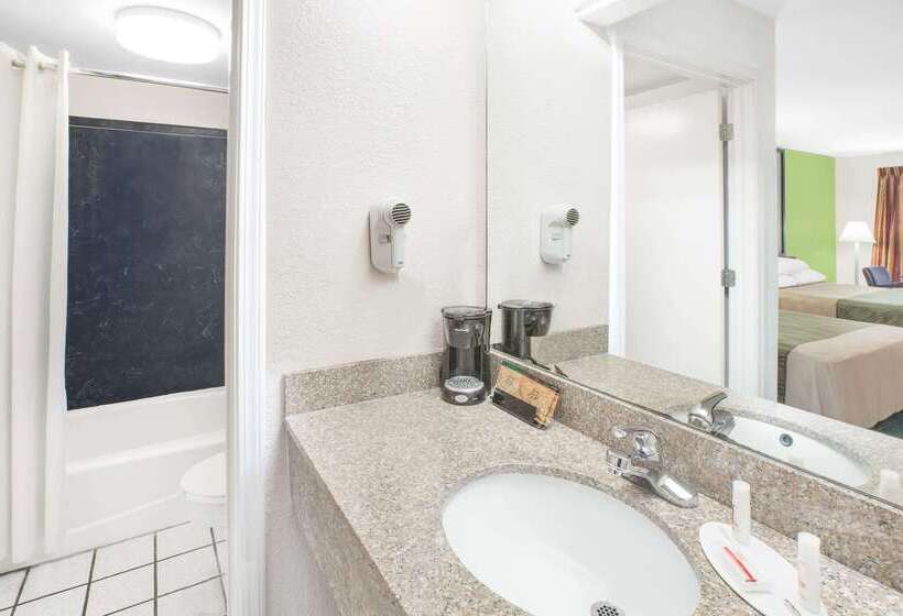 هتل Super 8 By Wyndham Mobile