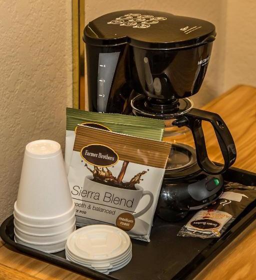 מוטל Americas Best Value Inn & Suites Detroit Lakes