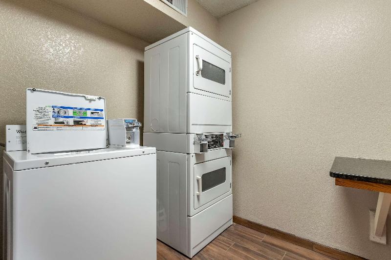فندق على الطريق Quality Inn