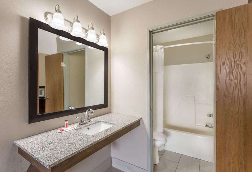 فندق على الطريق Super 8 By Wyndham Hebron Lowell Area