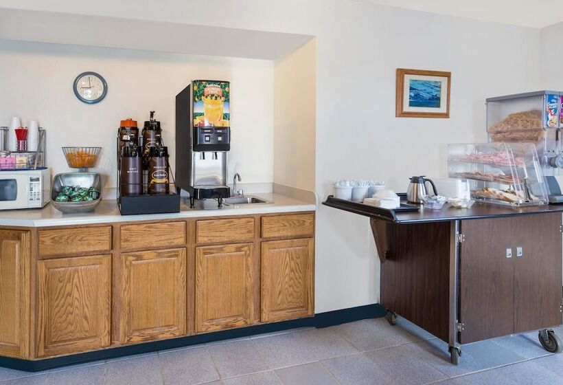 فندق على الطريق Super 8 By Wyndham Hebron Lowell Area