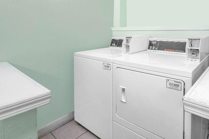 فندق على الطريق Super 8 By Wyndham Howe