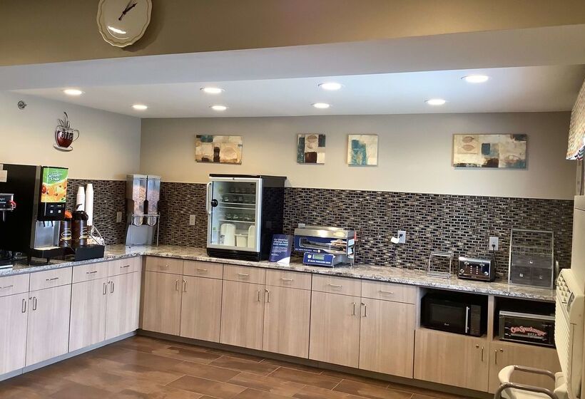 مُتل Super 8 By Wyndham Lincoln West