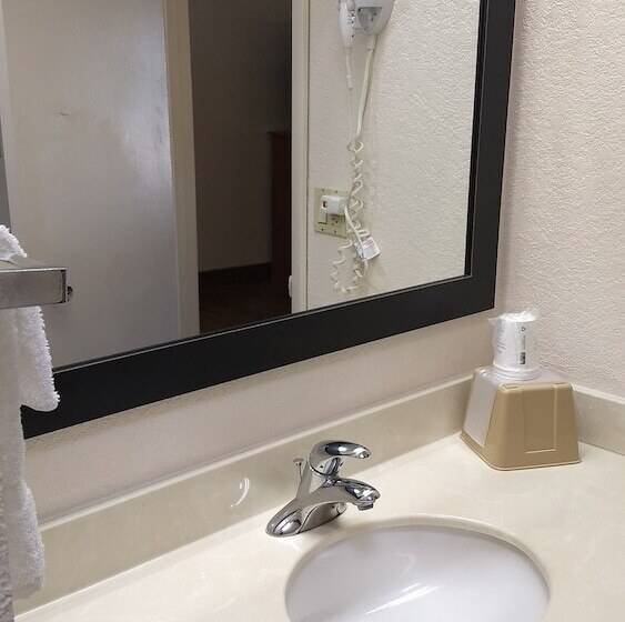 فندق على الطريق Super 8 By Wyndham North Palm Beach