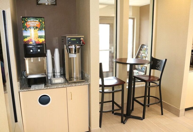 فندق على الطريق Super 8 By Wyndham Plattsburgh