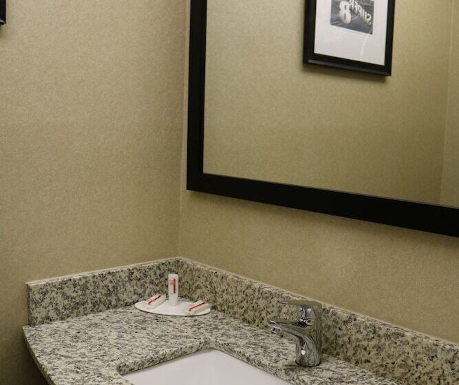 فندق على الطريق Super 8 By Wyndham Plattsburgh