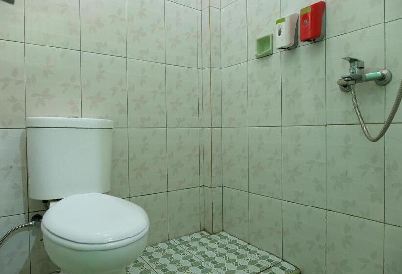 فندق صغير Esbe Hotel Syariah By Oyo Rooms