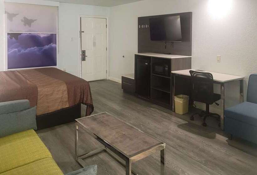 هتل Econo Lodge Inn & Suites Near Lackland Afb