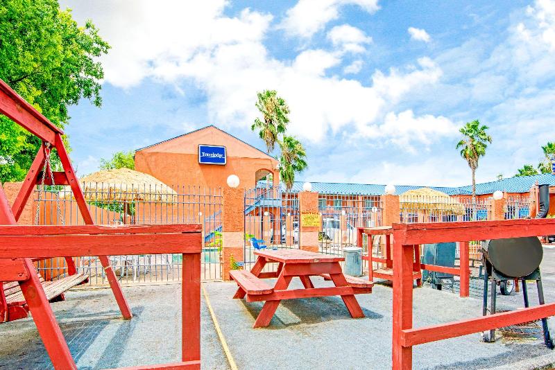 هتل Econo Lodge Inn & Suites Near Lackland Afb