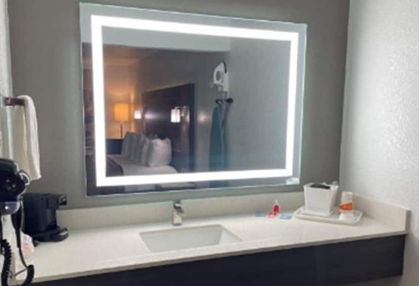 هتل Econo Lodge Inn & Suites Near Lackland Afb