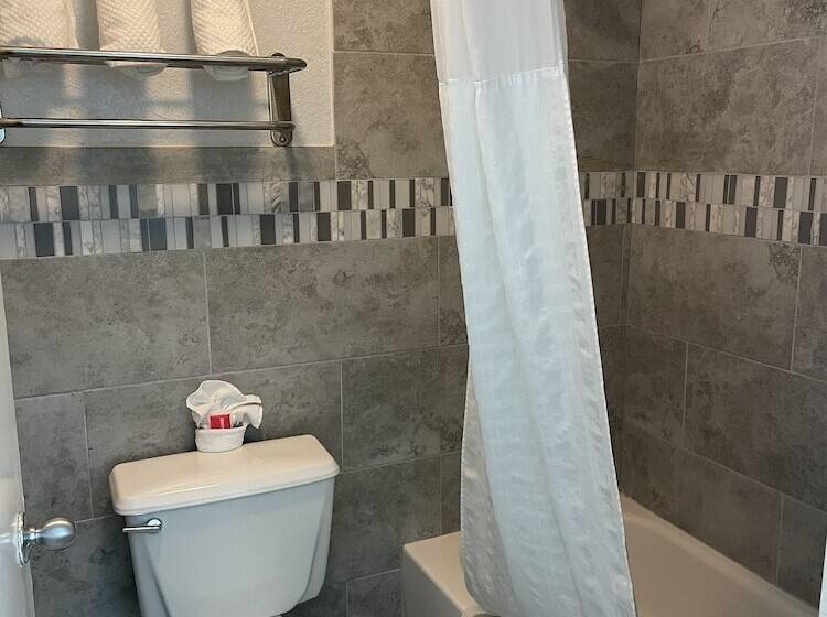 هتل Econo Lodge Inn & Suites Near Lackland Afb