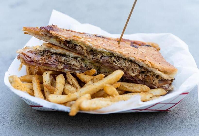 فندق Postcard Inn On The Beach