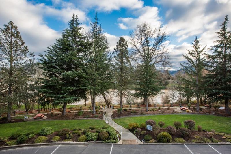 فندق Riverfront Inn Roseburg