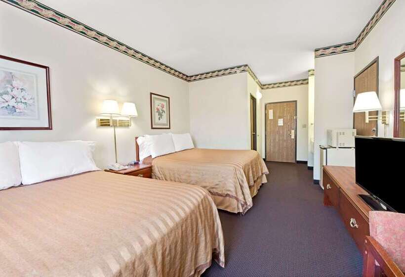 בית מלון כפרי Travelodge By Wyndham St. Louis