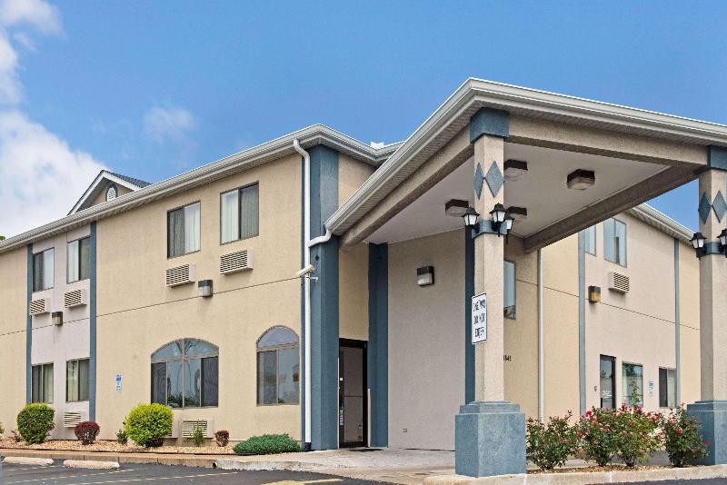 בית מלון כפרי Travelodge By Wyndham St. Louis