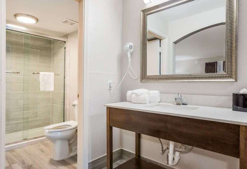 فندق على الطريق Clarion Pointe East Lansing University Area