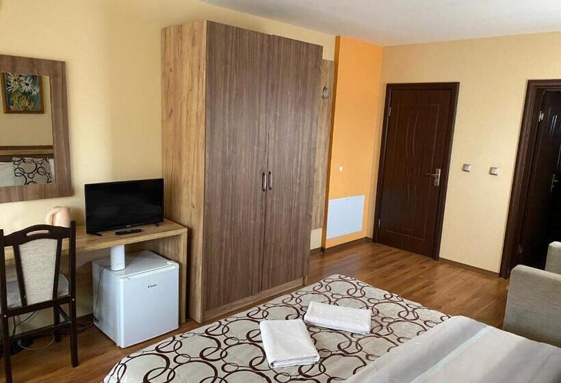 פנסיון Kot Garden Guest House