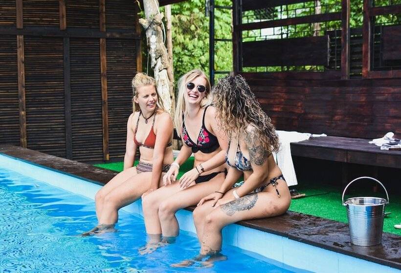 هاستل Mad Monkey Luang Prabang