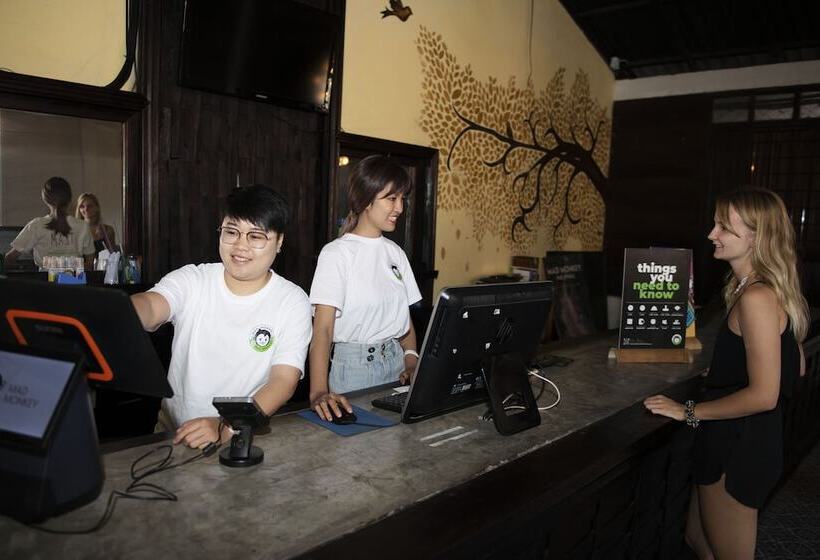 هاستل Mad Monkey Luang Prabang