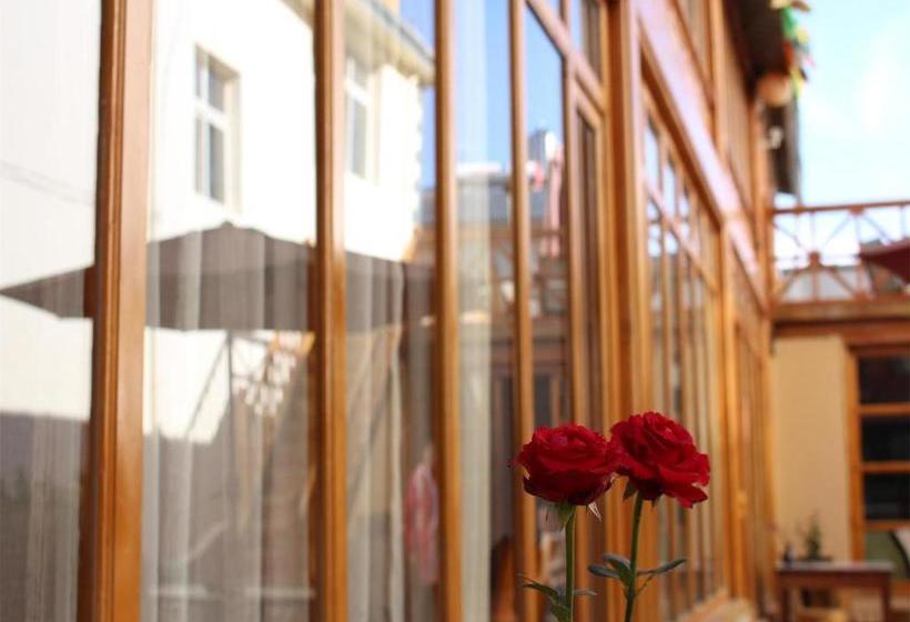 پانسیون Shangrila Namcha Bhawa Inn