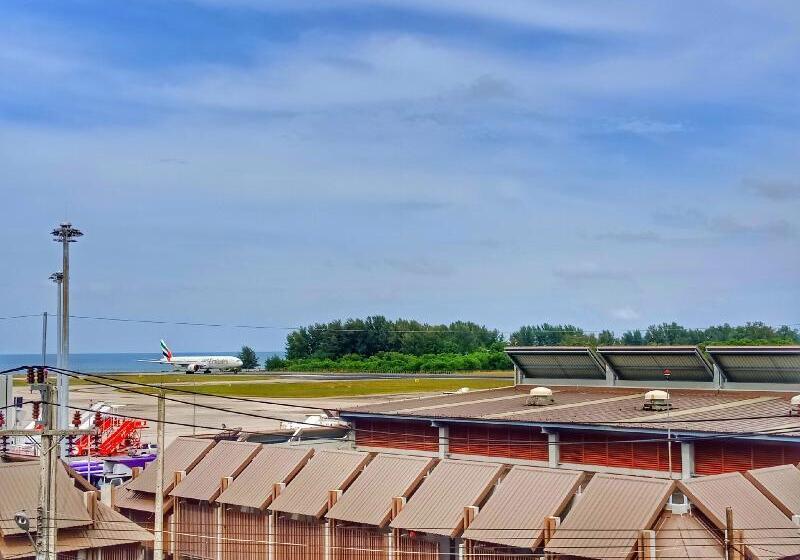 Hotel Louis Runway View
