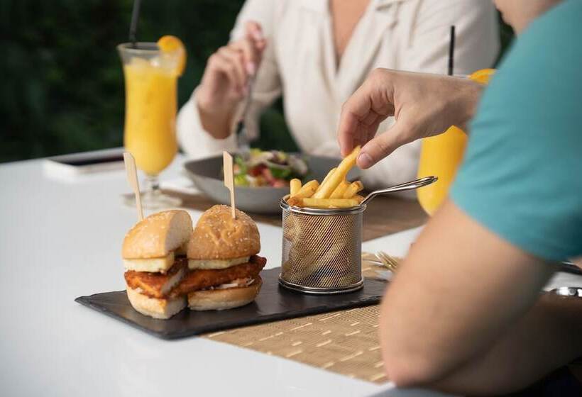 Отель Avani Ibn Battuta Dubai