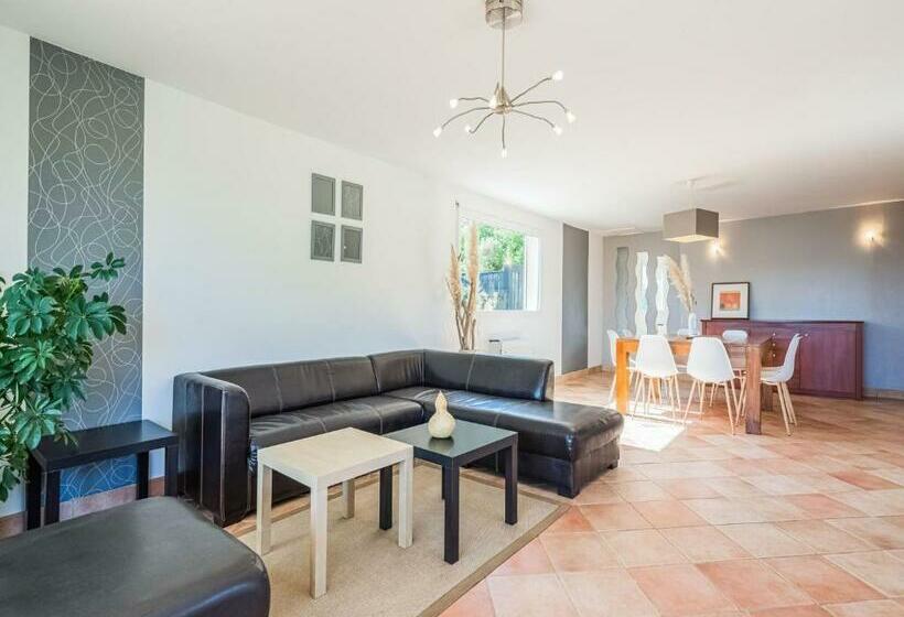 Luxurious Villa With Private Pool In Les Vans