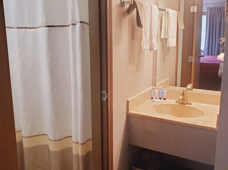 هتل Blackstone Lodge And Suites