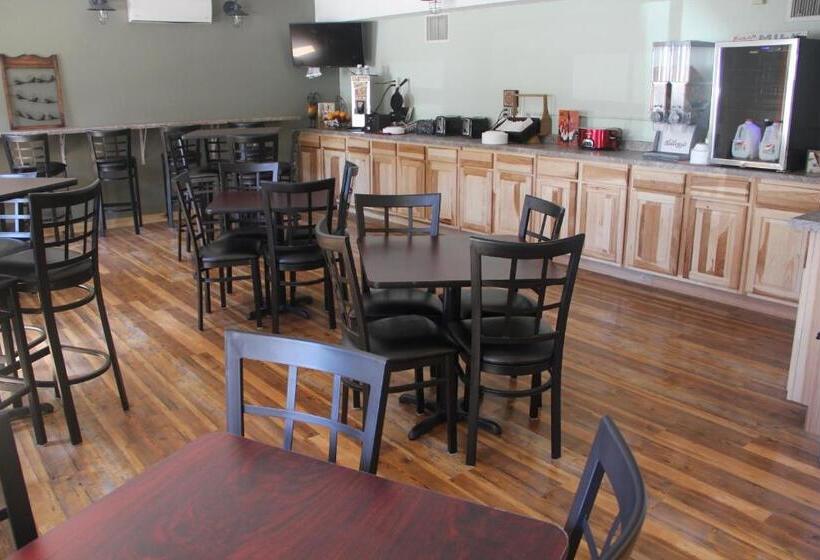 هتل Blackstone Lodge And Suites